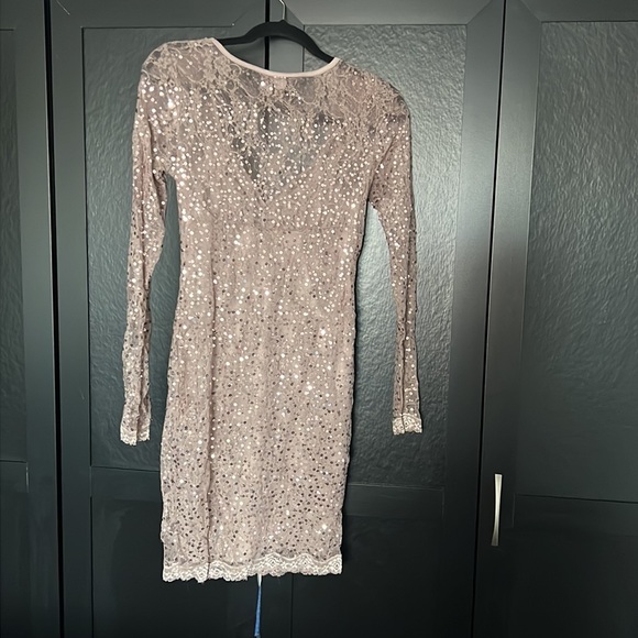 Nude lace dress with sequins - Picture 2 of 4